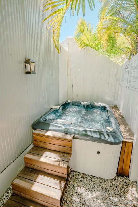 Private Outdoor Spa, Fire Pit, Cinema Room - THE COTTAGE COOLUM BEACH - Sydney Tourism 0
