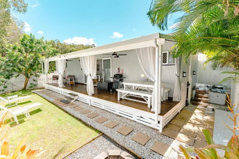 Private Outdoor Spa, Fire Pit, Cinema Room - THE COTTAGE COOLUM BEACH - Sydney Tourism 1