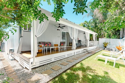 Private Outdoor Spa, Fire Pit, Cinema Room - THE COTTAGE COOLUM BEACH - Sydney Tourism 2