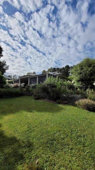 Quiet Family Retreat Getaway - Wildlife Park, Sovereign Hill, Kryall Castle And City At Your Door - Modern House, 8 Guests, 4 Bedrooms, 5 Beds - Sydney Tourism 0