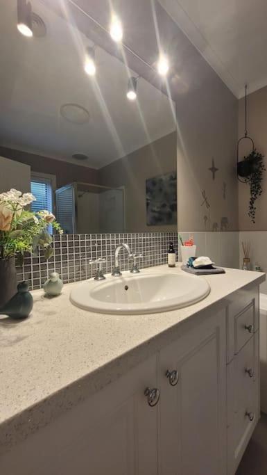 Quiet Family Retreat Getaway - Wildlife Park, Sovereign Hill, Kryall Castle And City At Your Door - Modern House, 8 Guests, 4 Bedrooms, 5 Beds - Sydney Tourism 2