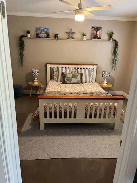 Quiet Family Retreat Getaway - Wildlife Park, Sovereign Hill, Kryall Castle And City At Your Door - Modern House, 8 Guests, 4 Bedrooms, 5 Beds - Sydney Tourism 1