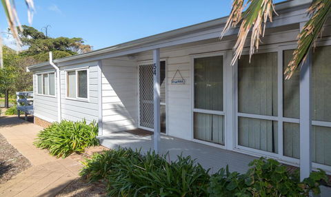 At The Beach - 54 Elizabeth Crescent - Sydney Tourism 1