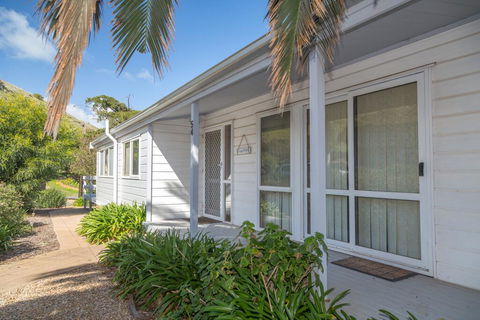 At The Beach - 54 Elizabeth Crescent - Sydney Tourism 3