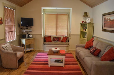 Autumn Affair Cottage 5 - Sydney Tourism 3