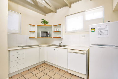 Baden 11 - Rainbow Shores, Couples Beachside Escape, Aircon, Pools - Sydney Tourism 1