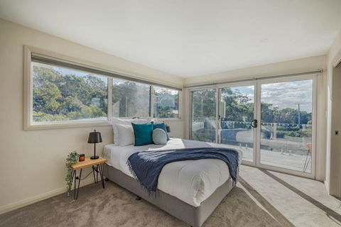 Baileys Beach House - Sydney Tourism 1