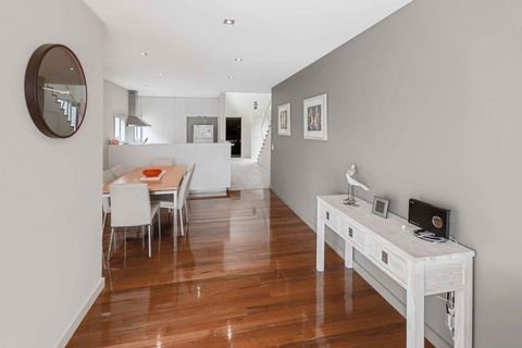 Beach 2 - Waterfront Villa And Beach - Sydney Tourism 3
