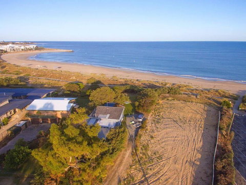 Beach Cottage In The Heart Of Mandurah - Sydney Tourism 0