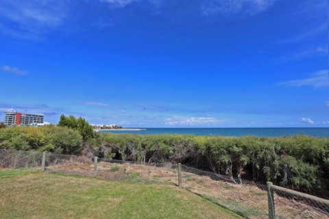 Beach Cottage In The Heart Of Mandurah - Sydney Tourism 3