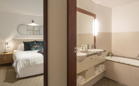 Beach Suites - Sydney Tourism 1