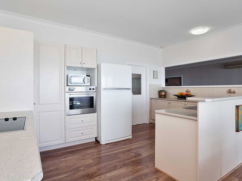 Beached Inn' 93 Foreshore Drive - Spacious Beach Front House - Sydney Tourism 2