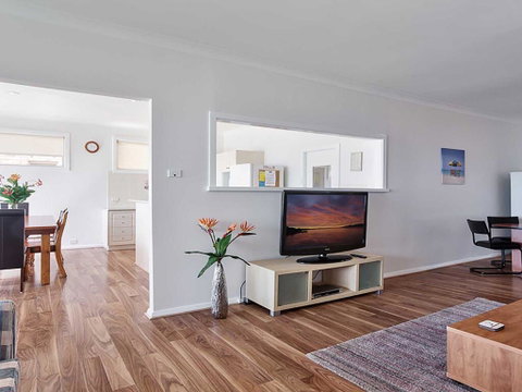 Beached Inn' 93 Foreshore Drive - Spacious Beach Front House - Sydney Tourism 3