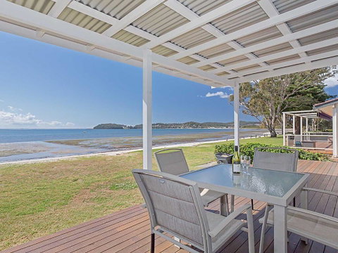 Beached Inn' 93 Foreshore Drive - Spacious Beach Front House - Sydney Tourism 0
