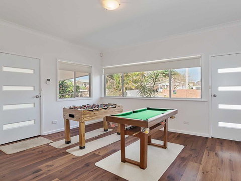 Beached Inn' 93 Foreshore Drive - Spacious Beach Front House - Sydney Tourism 1