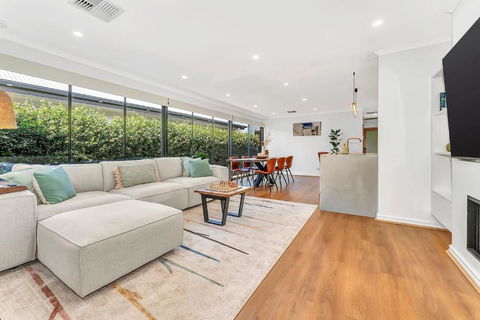 Redbrick Retreat - Generous Coastal Escape - Sydney Tourism 0