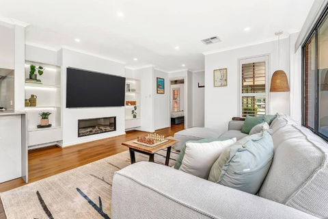 Redbrick Retreat - Generous Coastal Escape - Sydney Tourism 1