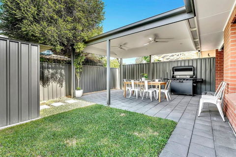 Redbrick Retreat - Generous Coastal Escape - Sydney Tourism 3