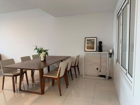 Resort-Style Apartment Near Harbour Town - Sydney Tourism 3