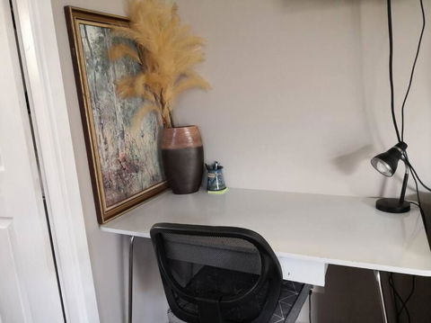 Roomy Rosegarden Flat In Roselands - Sydney Tourism 1