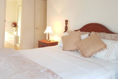 Roxy - A Spacious Cosy Getaway - Near Mel Airport - Sydney Tourism 0