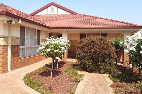 Roxy - A Spacious Cosy Getaway - Near Mel Airport - Sydney Tourism 1
