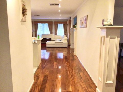 Roxy - A Spacious Cosy Getaway - Near Mel Airport - Sydney Tourism 3