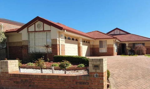 Roxy - A Spacious Cosy Getaway - Near Mel Airport - Sydney Tourism 2