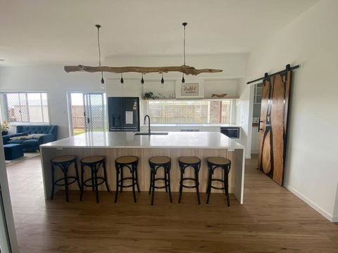 Rules Beach House QLD 4674- Opt 2 - 3BDR Unit, 2BR - Sydney Tourism 0