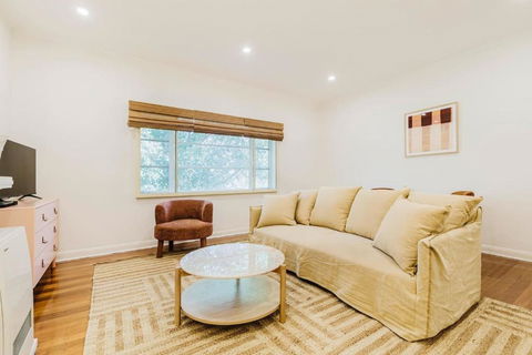 Salmon Calm - Trendy Velvet Allure By Albert Park - Sydney Tourism 2