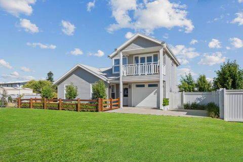 SALTAIR Beach House Right In Town - Sydney Tourism 0