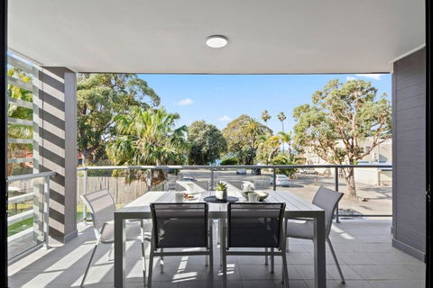 Saltwater Escape - Contemporary Seaside Stunner - Sydney Tourism 3