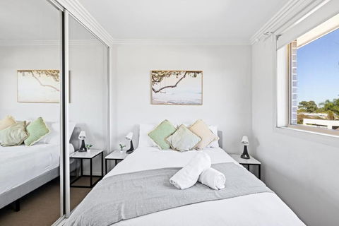 Serene Double Room In Revesby - Mins To Eateries & Shops - Shared Bathroom - Sydney Tourism 1