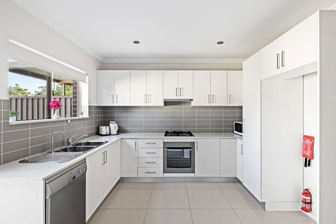 Serene Double Room In Revesby - Mins To Eateries & Shops - Shared Bathroom - Sydney Tourism 3