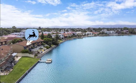 Stunning Lake View Townhouse-Dream Staycation - Sydney Tourism 0