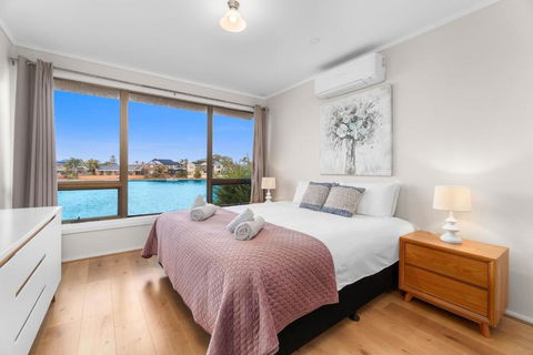Stunning Lake View Townhouse-Dream Staycation - Sydney Tourism 1