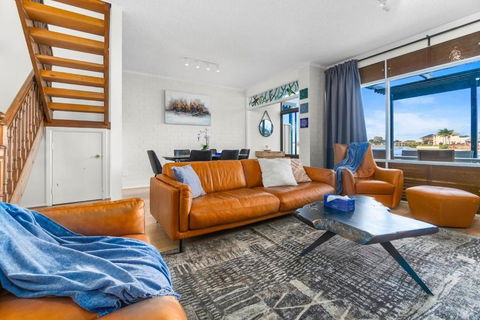 Stunning Lake View Townhouse-Dream Staycation - Sydney Tourism 2
