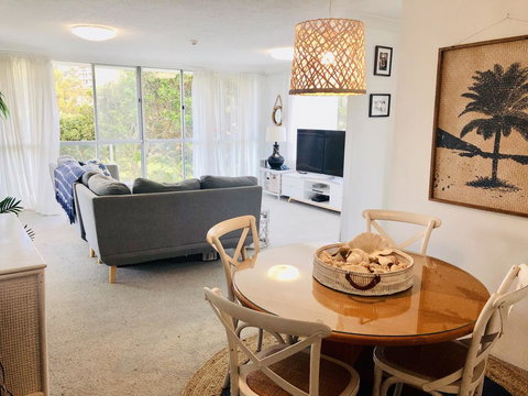 Beachy, Bright, And The Best Location On The GC! - Sydney Tourism 0