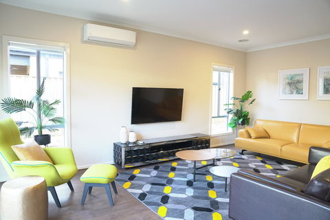 Beautiful House In Melbourne Southwest - Sydney Tourism 1