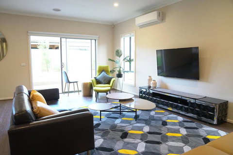Beautiful House In Melbourne Southwest - Sydney Tourism 3