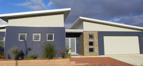 Beautifully Appointed Large Family Home - Sydney Tourism 1