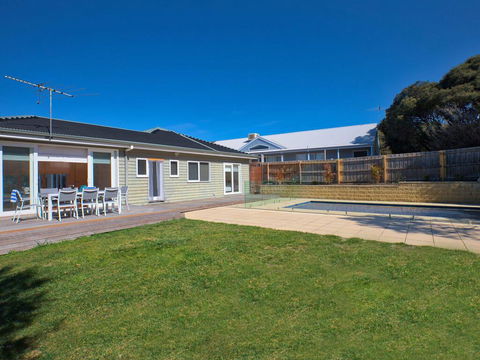 Bluetopia - Sparkling Solar Heated Pool! - Sydney Tourism 3