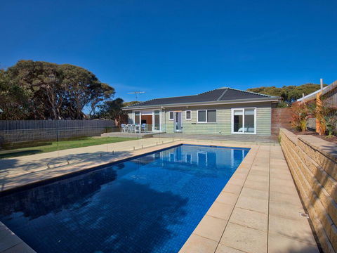 Bluetopia - Sparkling Solar Heated Pool! - Sydney Tourism 1