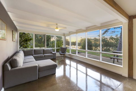 Bluff View River House - Stunning Riverfront - Sydney Tourism 3