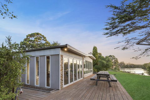Bluff View River House - Stunning Riverfront - Sydney Tourism 0