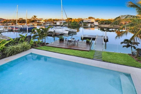 WATERFRONT HOME BORDERING MOOLOOLABA - Sydney Tourism 1