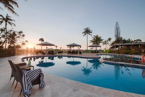 Tangalooma Island Resort Whale Watching Day Cruise With Dolphin Feeding - Sydney Tourism 4